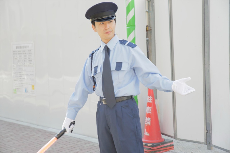 工事現場で誘導する警備員